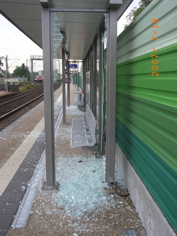 Vandale Bahnhof 2007 1