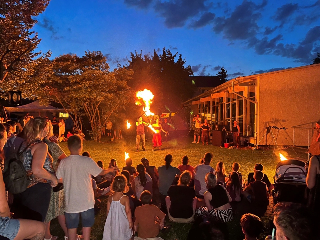 Die Feuershow im Gemeindepark am Freitagabend.