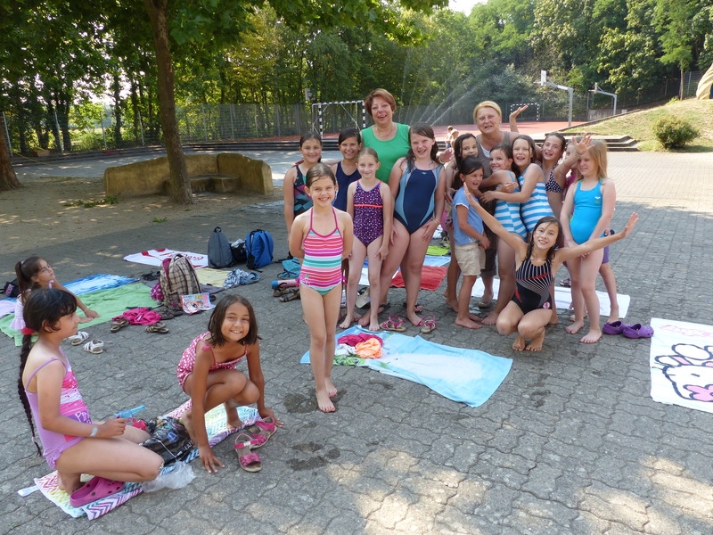 Susanne Eickmeier, Adriana Mitter mit Kindern der Sommerferienbetreuung 2015