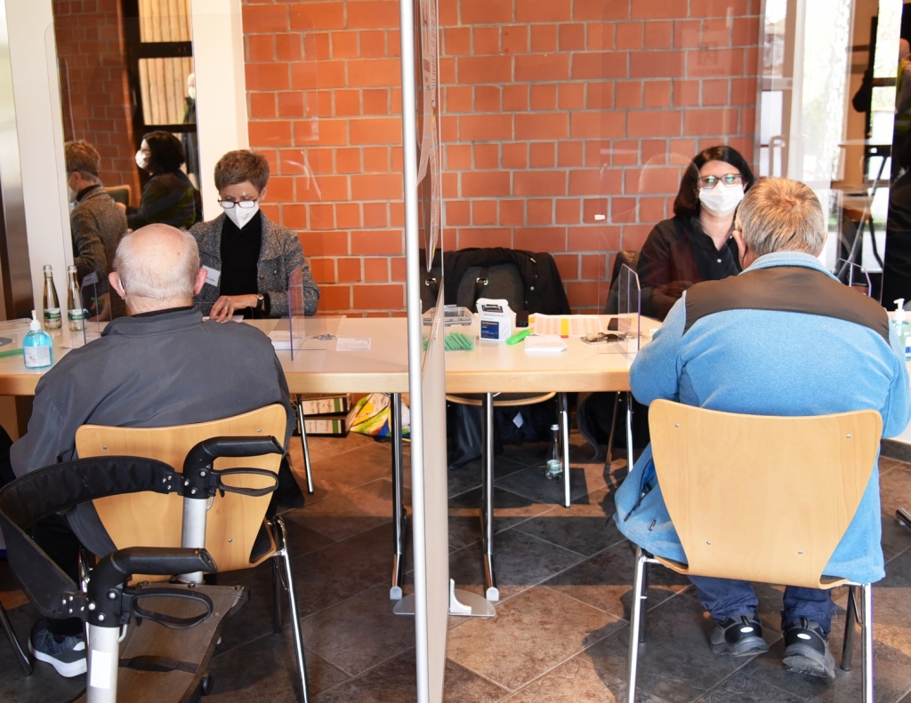 Anmeldung am Eingang des Rose-Saals bei Mitarbeiterinnen der Verwaltung