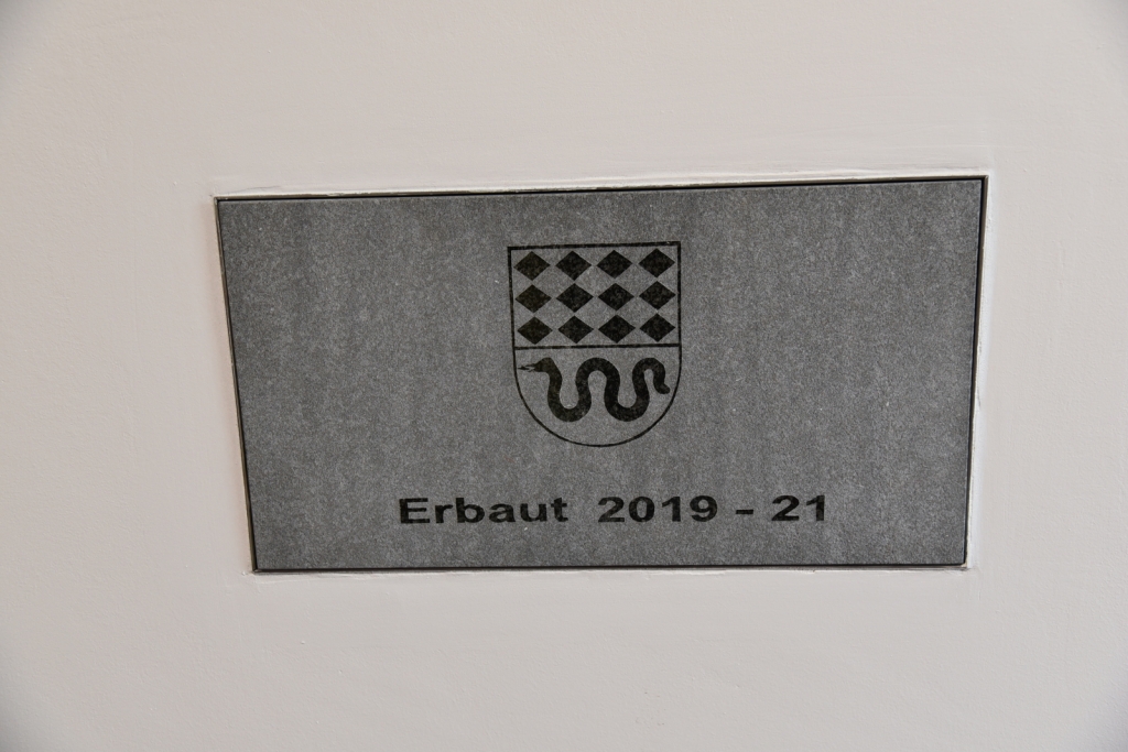 Steinplatte mit der Bauzeit 2019 bis 21 - dahinter verbirgt sich die Zeitkapsel.