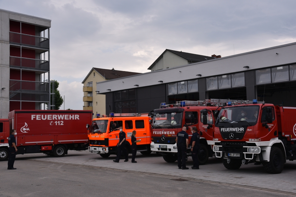 Die Feuerwehrfahrzeuge fahren an.