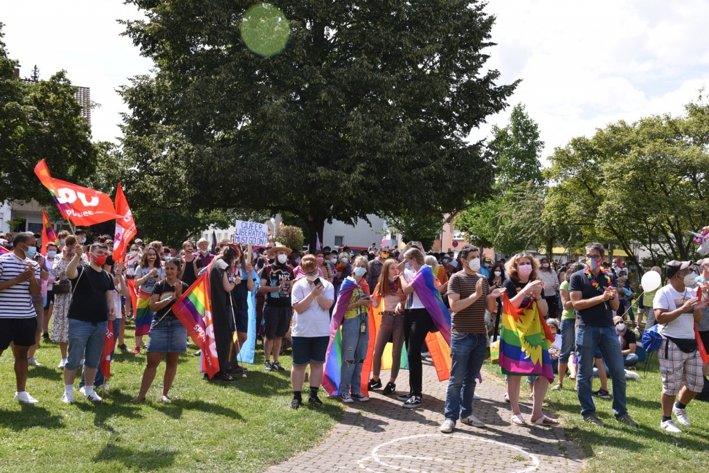 Viele Besucher*innen im Gemeindepark.