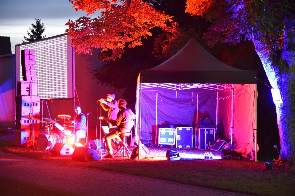 Das Trio macht Musik bis zum Filmbeginn.