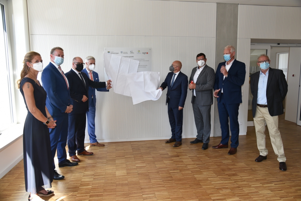 Enthüllung der Einweihungstafel.