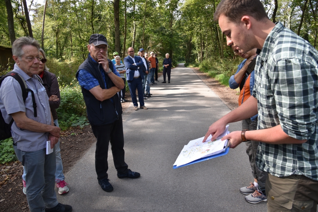 Der Waldpädagoge zeigt ein Schaubild des Hardtwaldes.