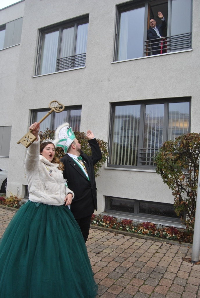 Der Rathausschlüssel gehört nun den Grün-Weiß-Narren. Foto: Gemeinde