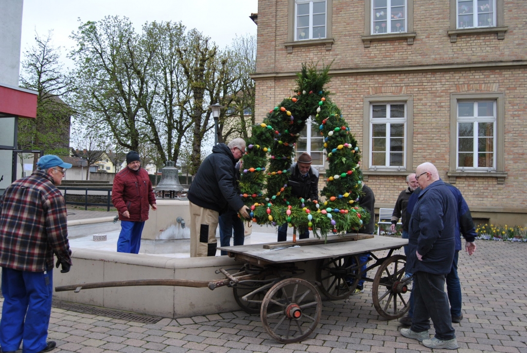Die Mitglieder des Heimat- und Kulturkreises stellen die Osterkrone auf. Foto: Gemeinde