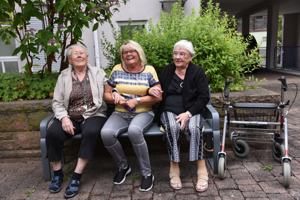 schunkelnde Gäste