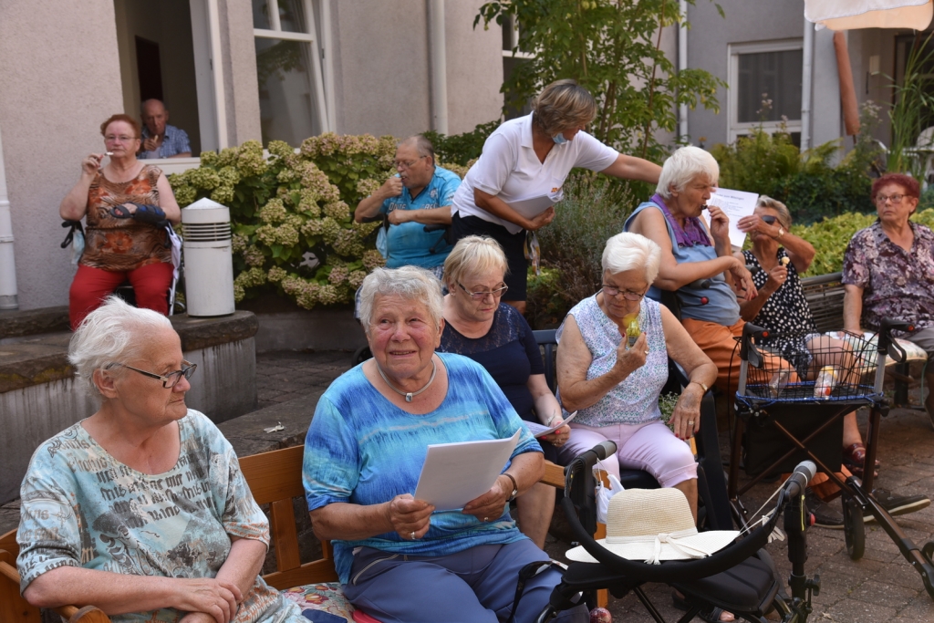 Liedblätter wurden verteilt, damit alle mitsingen konnten.