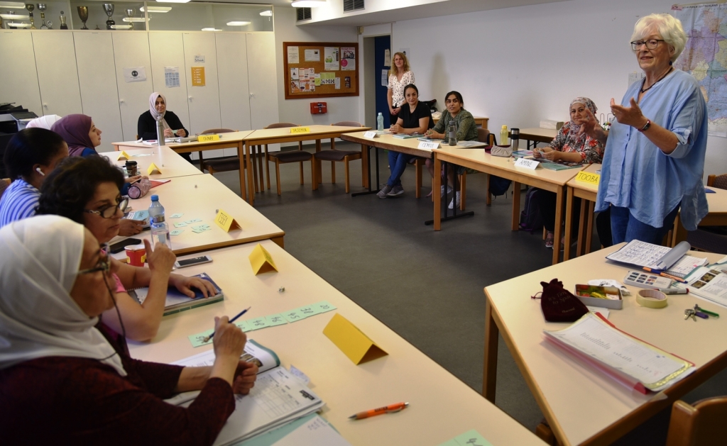 Deutschsprachkurs für Frauen mit Migrationshintergrund, Lehrerin Brigitte Frei erläutert die Grammatik.