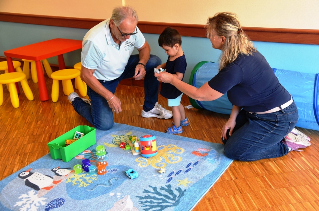 Während der Sprachkurs läuft, kümmern sich Elisabeth Grimm und Karlheinz Alt um die Kinder.