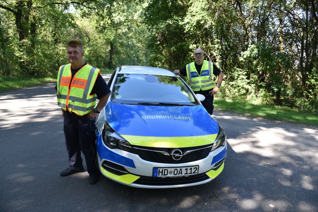 Der Gemeindevollzugsdienst sorgt für Ordnung auf dem Oberfeldweg Richtung Grillhütte.