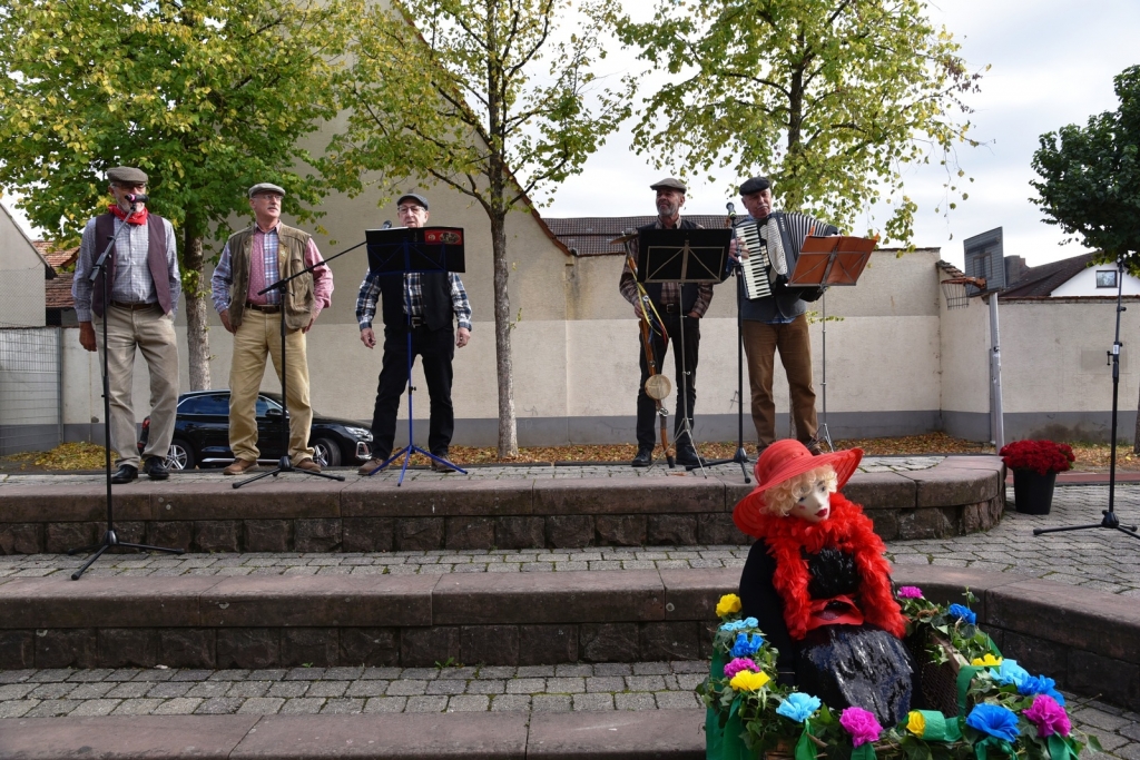 Die Kerweborscht spielten auf. Mit dabei die Kerweschlumbel Seidelinde von der Kurpfalzhalle.