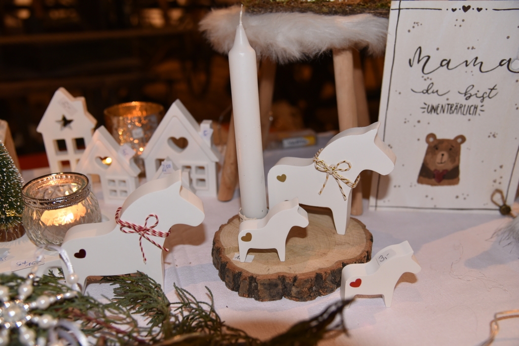 Weihnachtsbasteleien gab es auf dem Weihnachtsmarkt zu kaufen.