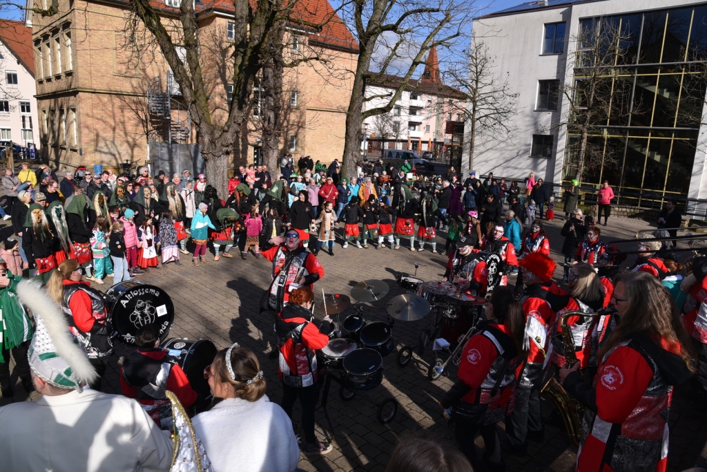 Blick in den Schulhof, viele Feierlustige waren vorbeigekommen.