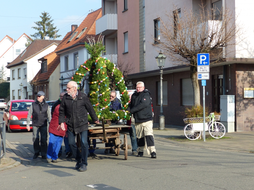 Die Männer des Arbeitskreises Museum transportieren die Osterkrone zum Rathaus