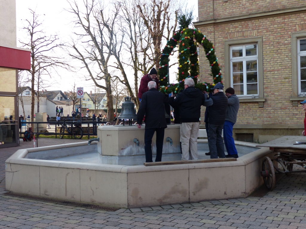 Die Osterkrone wird aufgestellt