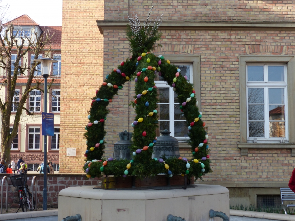 Osterkrone ziert den Brunnen auf dem Rathausvorplatz