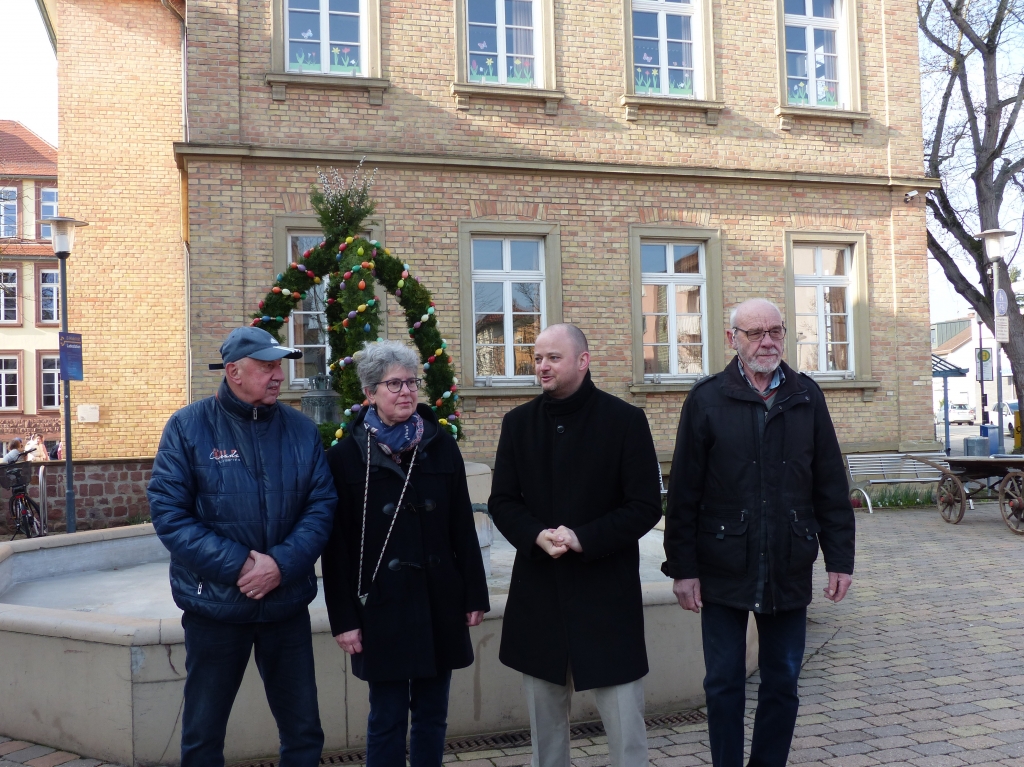 Leiter des Heimat- und Kulturkreises Dieter Burkard, Leiterin des Arbeitskreises Heimat- und Kulturkreis Dorothe Müller, Bürgermeister Pascal Seidel und Leiter des Arbeitskreises Museum Helmut Spieß freuen sich über die erfolgreiche Aufstellung der Osterkrone.