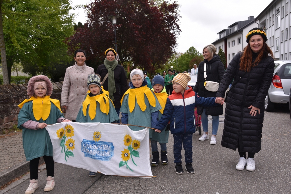 Die bunten Kostüme der Kinder machten den fehlenden Sonnenschein wieder wett. © Gemeinde Oftersheim