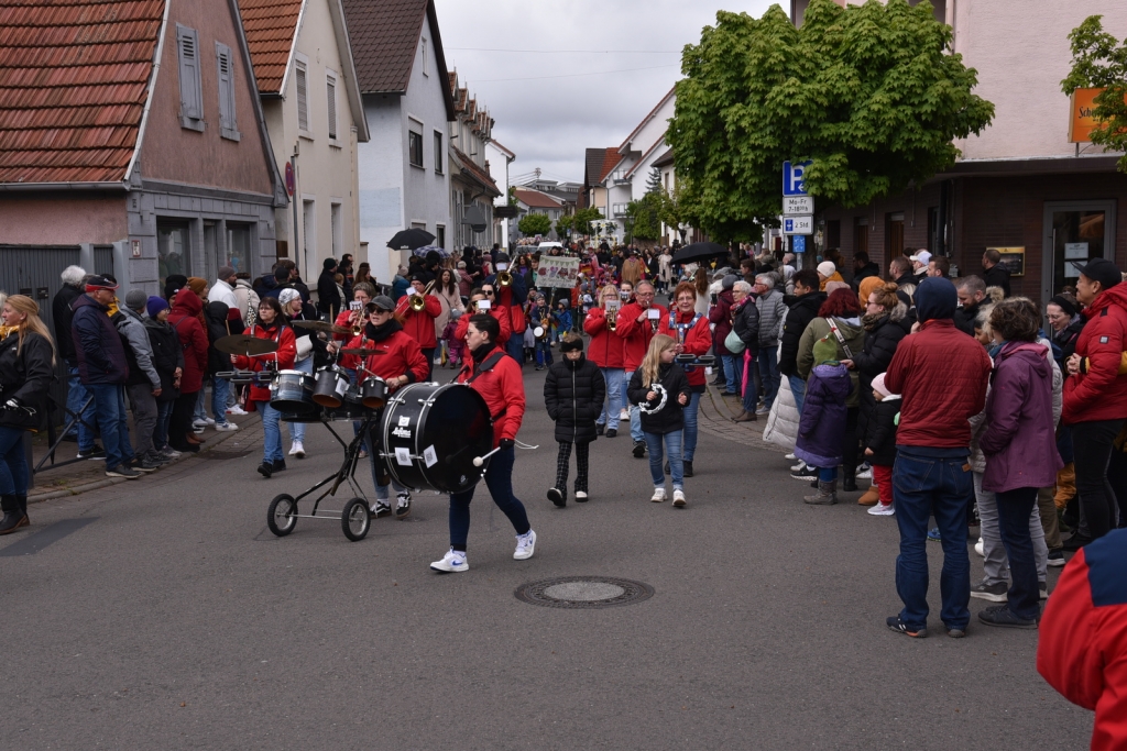 Der Zugweg war gesäumt von unzähligen Schaulustigen. Hier laufen die Altlossemer Rhoigeischda. © Gemeinde Oftersheim
