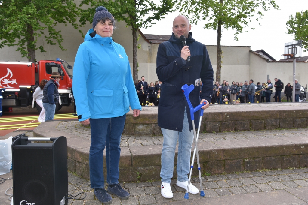 Nachdem der Zug auf dem Schulhof angekommen war, begrüßten Bürgermeister Pascal Seidel und die stellvertretende Schulleiterin Ines Hieltscher alle Gäste. © Gemeinde Oftersheim