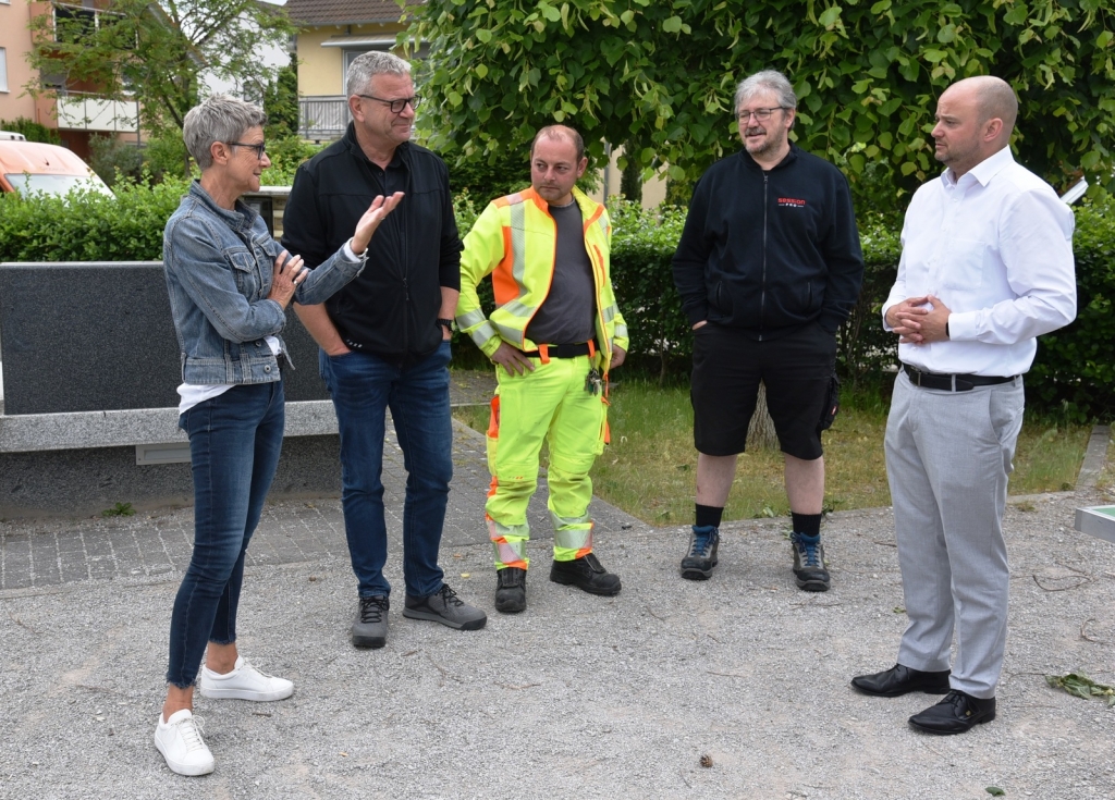 Bei einem Vor-Ort-Termin auf dem Lessingplatz haben alle Beteiligten, von der Technik bis zum Bauhof, Einzelheiten besprochen und die Idee für gut befunden. Vlnr: Ute Walter, Jochen Barisch, Dennis Dilger, Uwe Schad, Bürgermeister Pascal Seidel.
