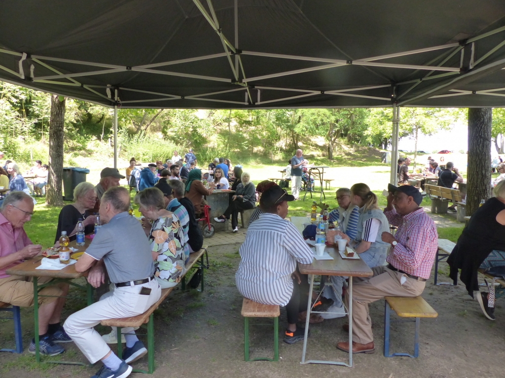 Viele Gäste kamen zum Mitfeiern auf das Sommerfest des Asylkreises.