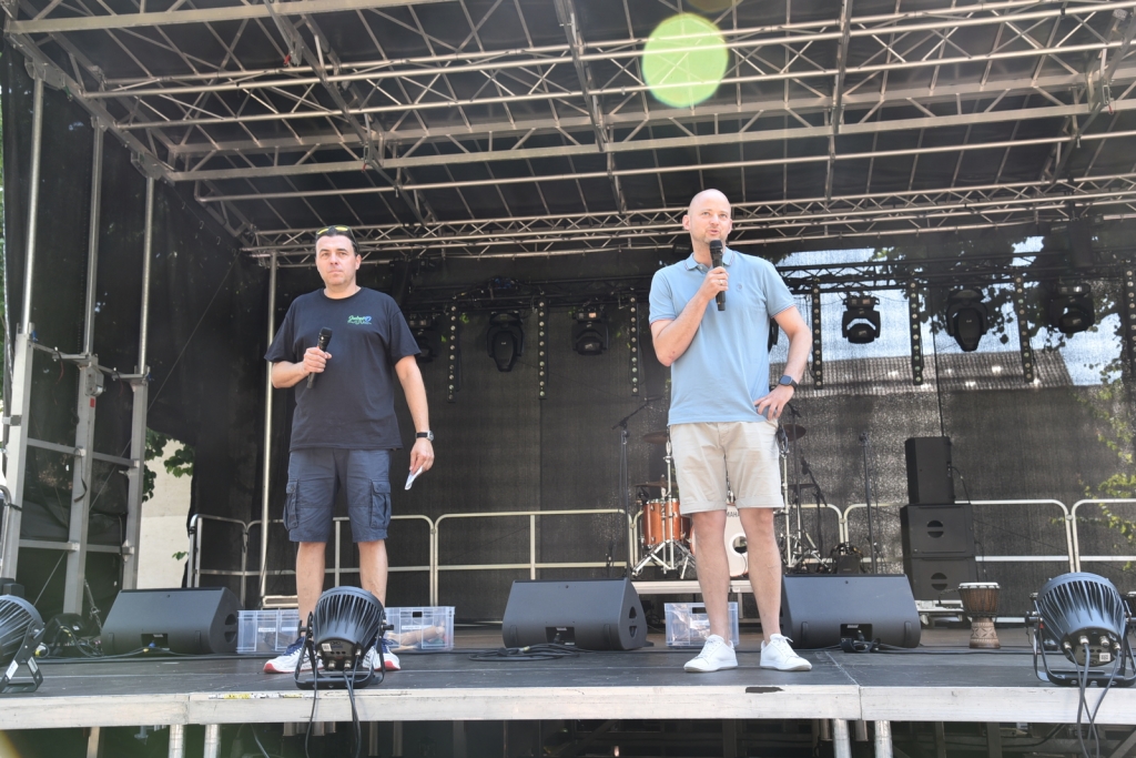 Jugendreferent Sebastian Längerer und Bürgermeister Pascal Seidel eröffneten den Kinder- und Jugendtag auf der großen Bühne.