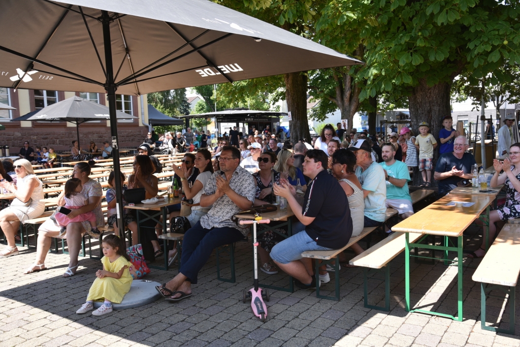 Trotz der Hitze waren die Bänke am Samstagnachmittag auf dem Schulhof gut besetzt, allerdings vorwiegend im Schatten. 