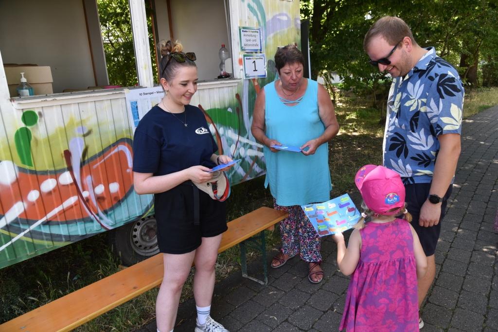 Am JUZ-Bauwagen konnten sich die Kinder die Stempelhefte abholen.