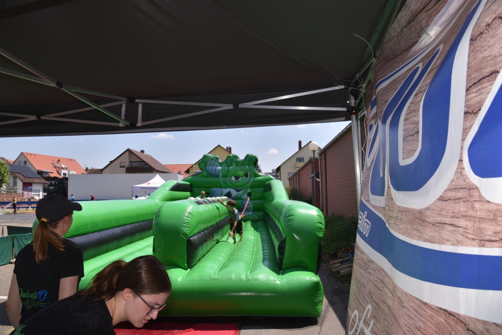 Bei JUBETO konnten die Kids auf einer aufblasbaren Wasserrutsche namens BungeeRun ihre Geschicklichkeit unter Beweis stellen. 