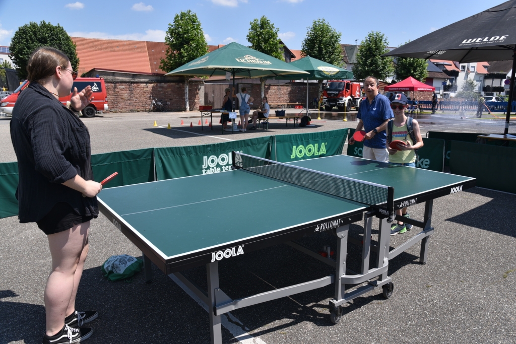 Auch der Tischtennisverein Eichenkreuz fand immer Mitspieler*innen an den Platten. Trotz Sommerhitze.