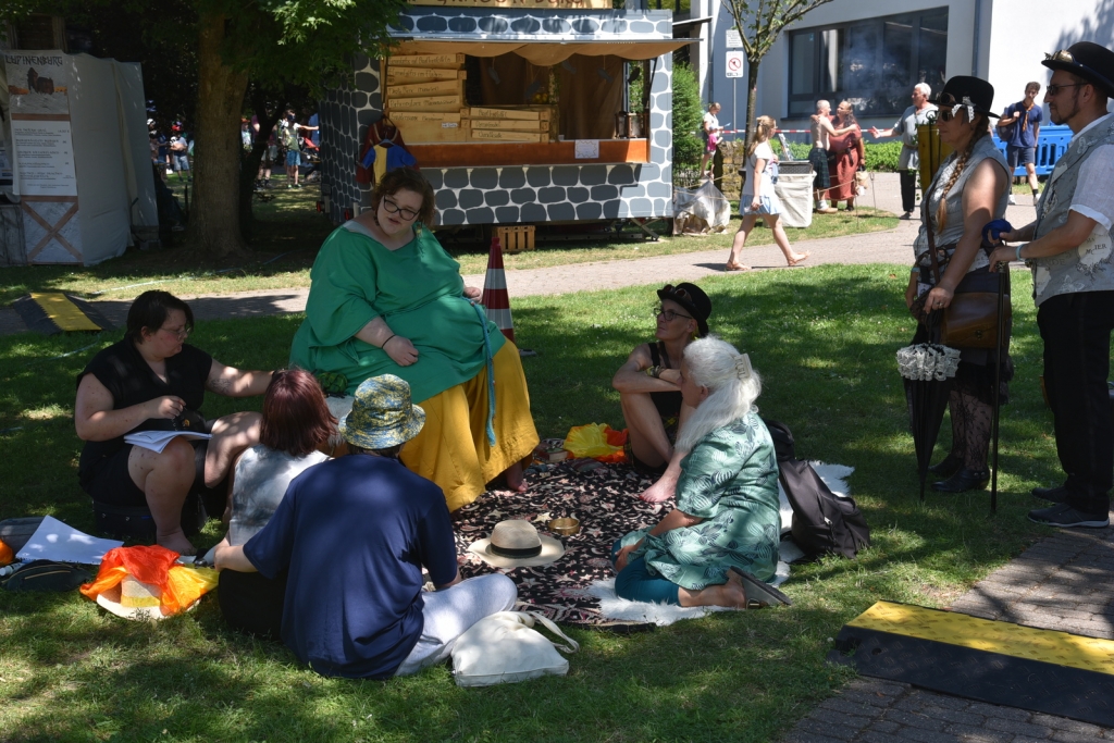 Im Mittelalterlager wurden Geschichten erzählt. Wer wollte, konnte im Schatten lauschen.