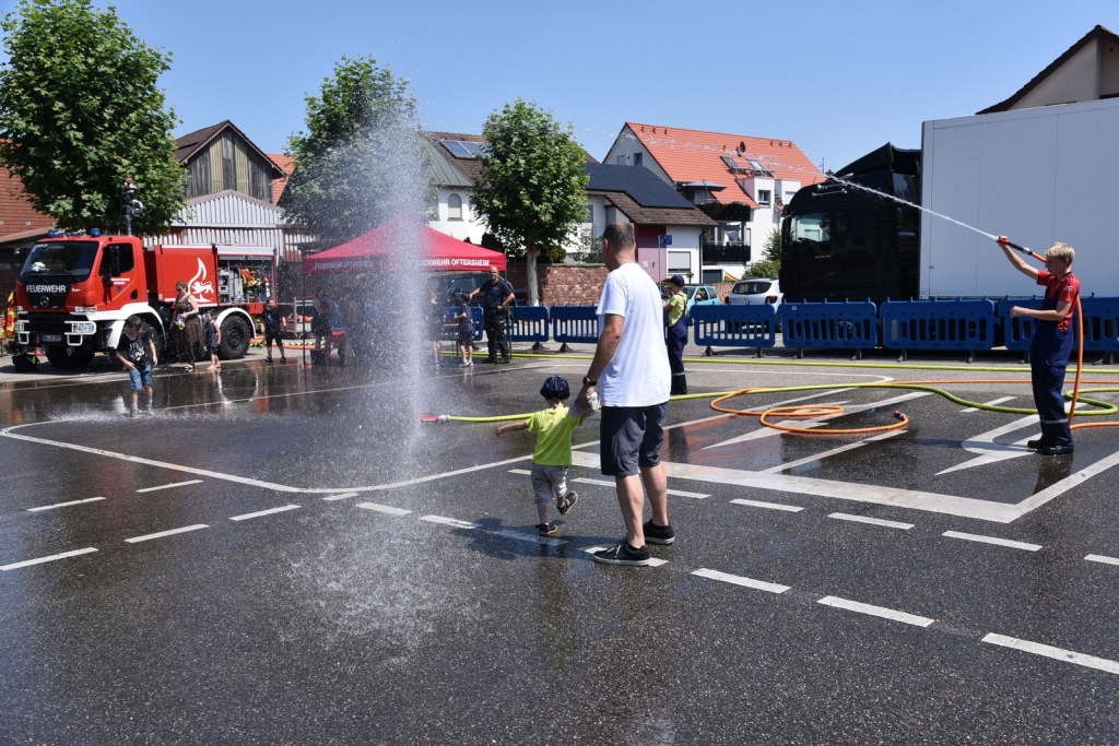 Die Feuerwehr sorgte am Samstagnachmittag auf dem Festplatz für Abkühlung aus dem Feuerwehrschlauch .