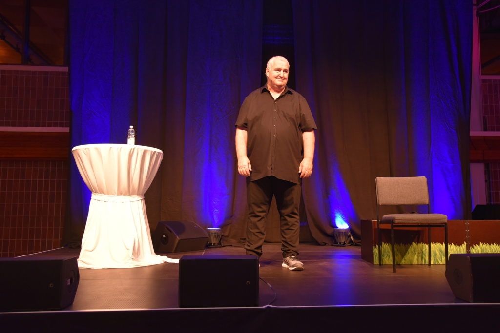 Der Komiker Markus Maria Profitlich kommt auf die Bühne.