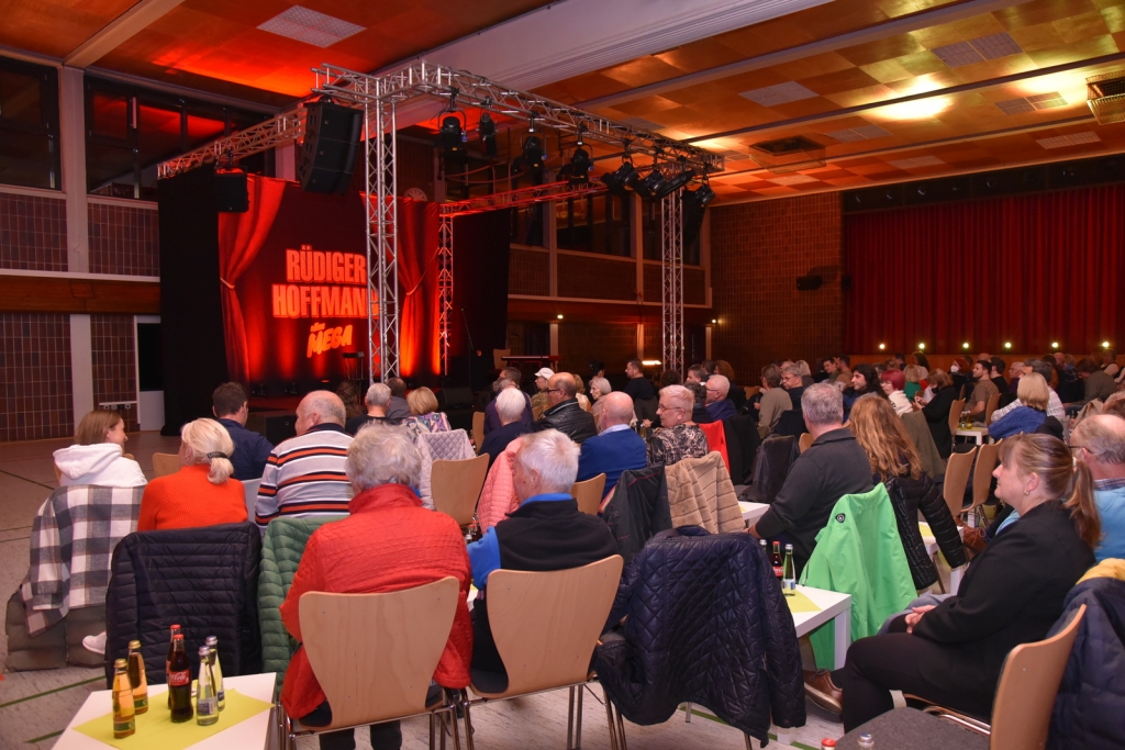 Die gut besuchte Roland-Seidel-Halle während des Auftritts von Rüdiger Hoffmann.