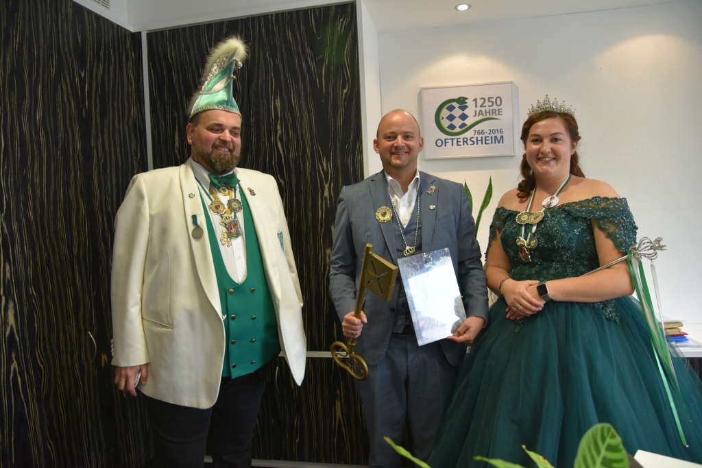 Vom Präsidenten Jürgen Abel und Prinzessin Sina II. gab es erstmal Orden und Anstecker fürs Revers von Bürgermeister Pascal Seidel. Da hatte er noch den Rathausschlüssel.