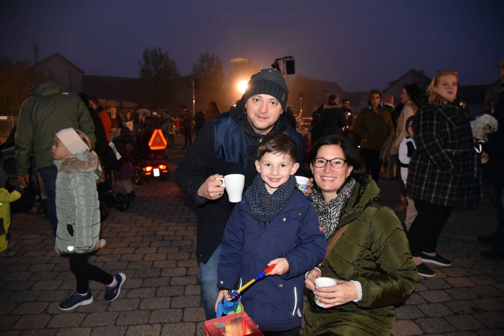 Bürgermeister Pascal Seidel mit Familie auf dem Martinsumzug.