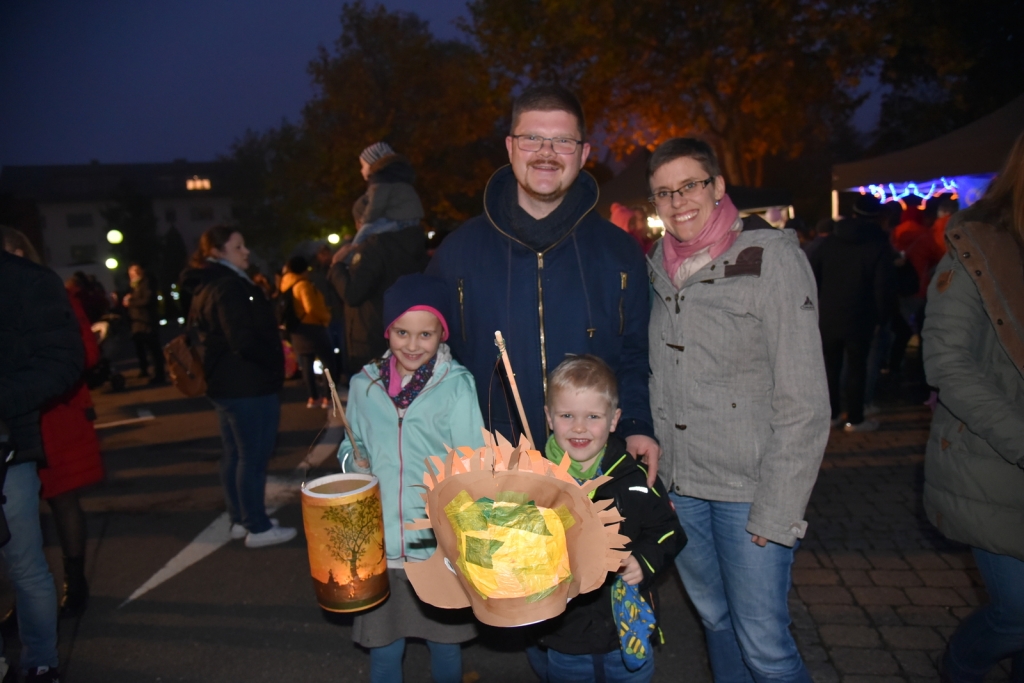 Pfarrer Tobias Habicht mit Familie auf dem Martinsumzug. 