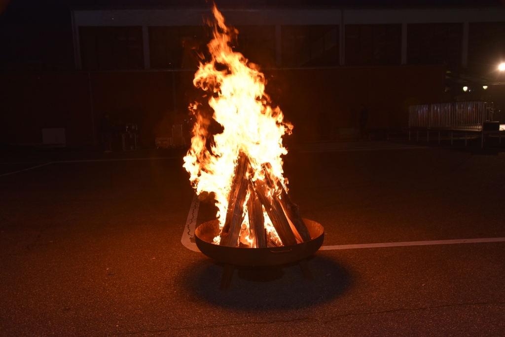 Das Martinsfeuer auf dem abgesperrten Festplatz.