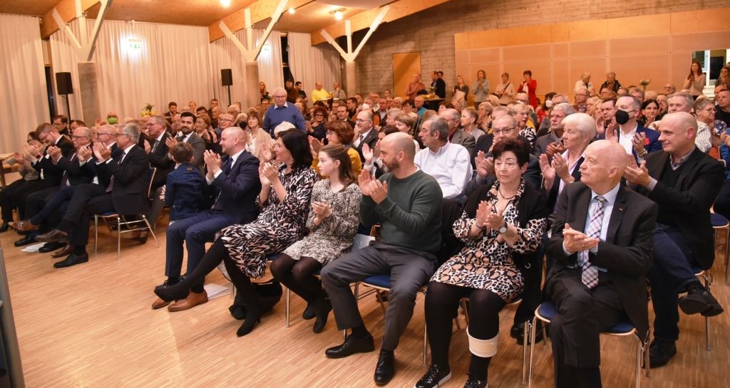 Der Evangelische Gemeindesaal war sehr gut besucht zur Amtseinführung. Vorne im Bild die Familie von Bürgermeister Seidel.