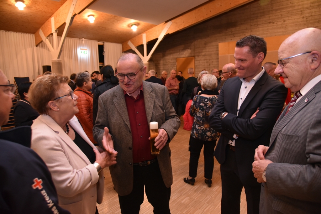 Entspannte Gespräche nach der offiziellen Amtseinführung. Marianne Baust, Gemeinderat Herbert Gieser, Hauptamtsleiter Jens Volpp, Bürgermeister a.D. Helmut Baust