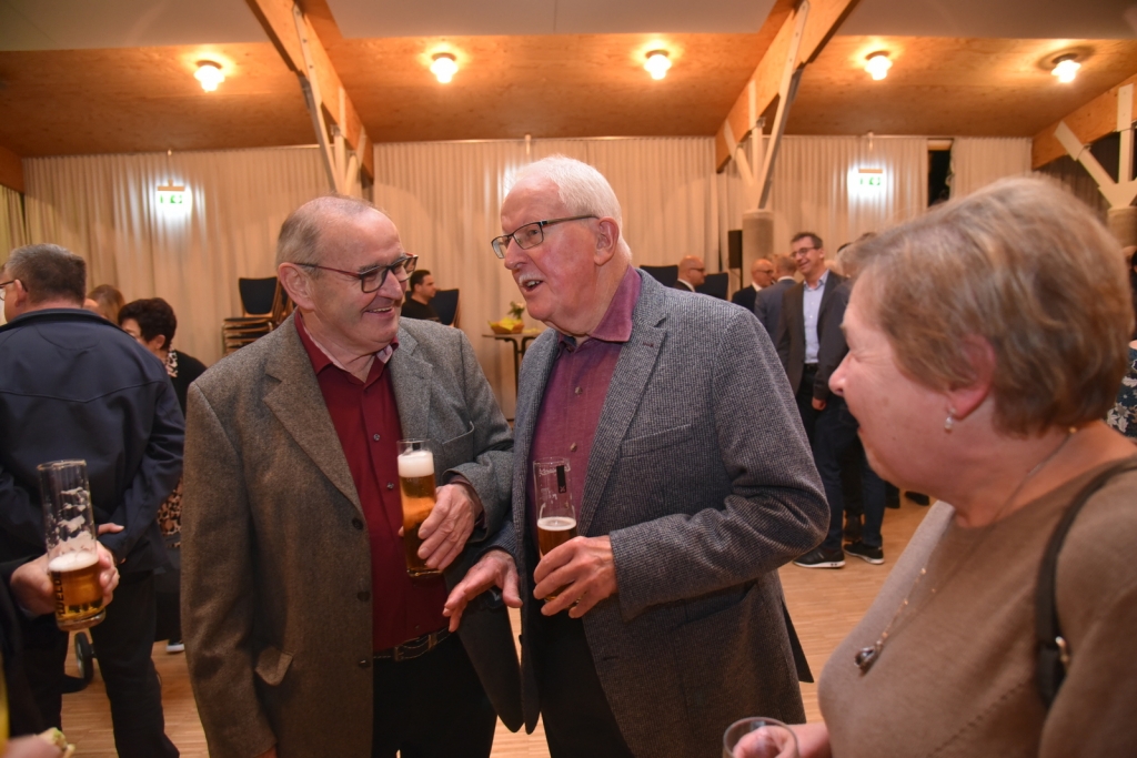 Gemeinderat Herbert Gieser im Gespräch mit Ehrenbürger Walter Pfister. 