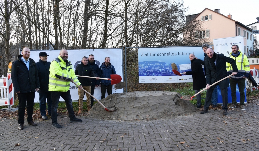 Spatenstich - Beginn des Glasfaserausbaus in Oftersheim durch fibernet.rn. Bild vlnr: Felix Junker (Innenministerium Ba-Wü, Digitale Infrastruktur), Jens Rüttinger (SPD-Gemeinderat), Marco Benincasa (Bauleitung fibergo), Peter Mülbaier (Geschäftsführer fibernet.rn), Marco Stumpf (Zweckverband Techn. Leiter), Florian Haseidl (Bauleitung fibernet), Bürgermeister Pascal Seidel, Ortsbaumeister Ernst Meißner, Thomas Heusel (Operative Leitung fibernet.rn), Michael Hambsch (BIT-Ingenieure)