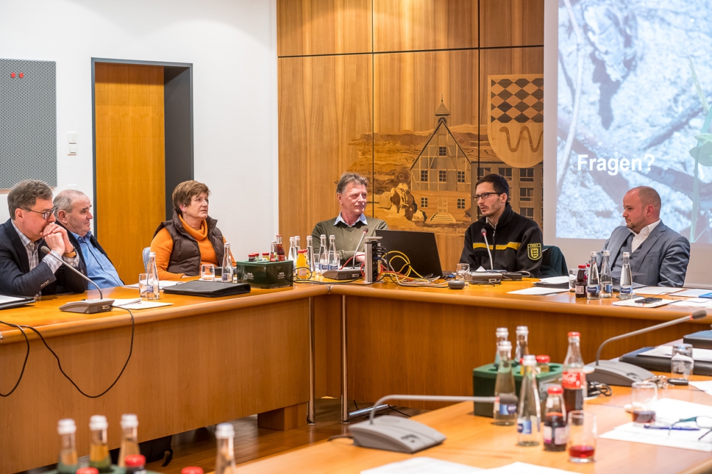Von links nach rechts: Gemeinderat Tillmann Hettinger, Gemeinderat Herbert Gieser, Kämmerin Sylvia Fassott-Schneider, Revierförster Robert Lang, Forstbezirksleiter Philipp Schweigler, Bürgermeister Pascal Seidel (Bildquelle: Ralf Lackner)