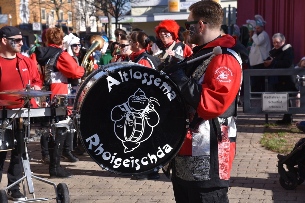 Ein Trommler der Altlossemer Rhoigeischda.