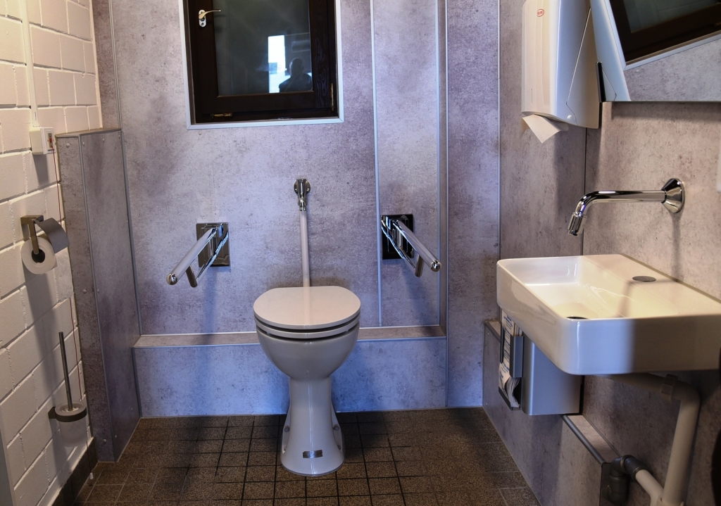 Das barrierefreie WC ist komplett saniert worden.