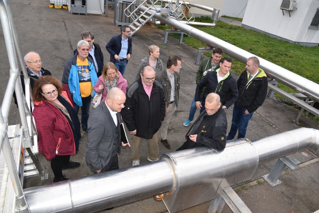 Der Geologe Dr. Thomas Kölbel erläutert die Funktionsweise des Geothermiekraftwerks.